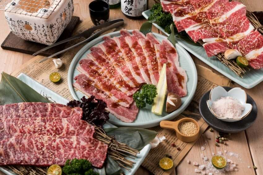 ワーコー焼肉の節日テーマ装飾と賑やかな雰囲気