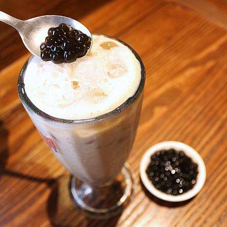 珍珠奶茶(タピオカミルクティー)の小杯、台湾ドリンク文化を変えた一杯