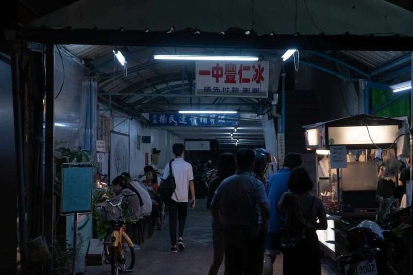 一中街夜市の屋台に並ぶリーズナブルな台湾グルメの数々