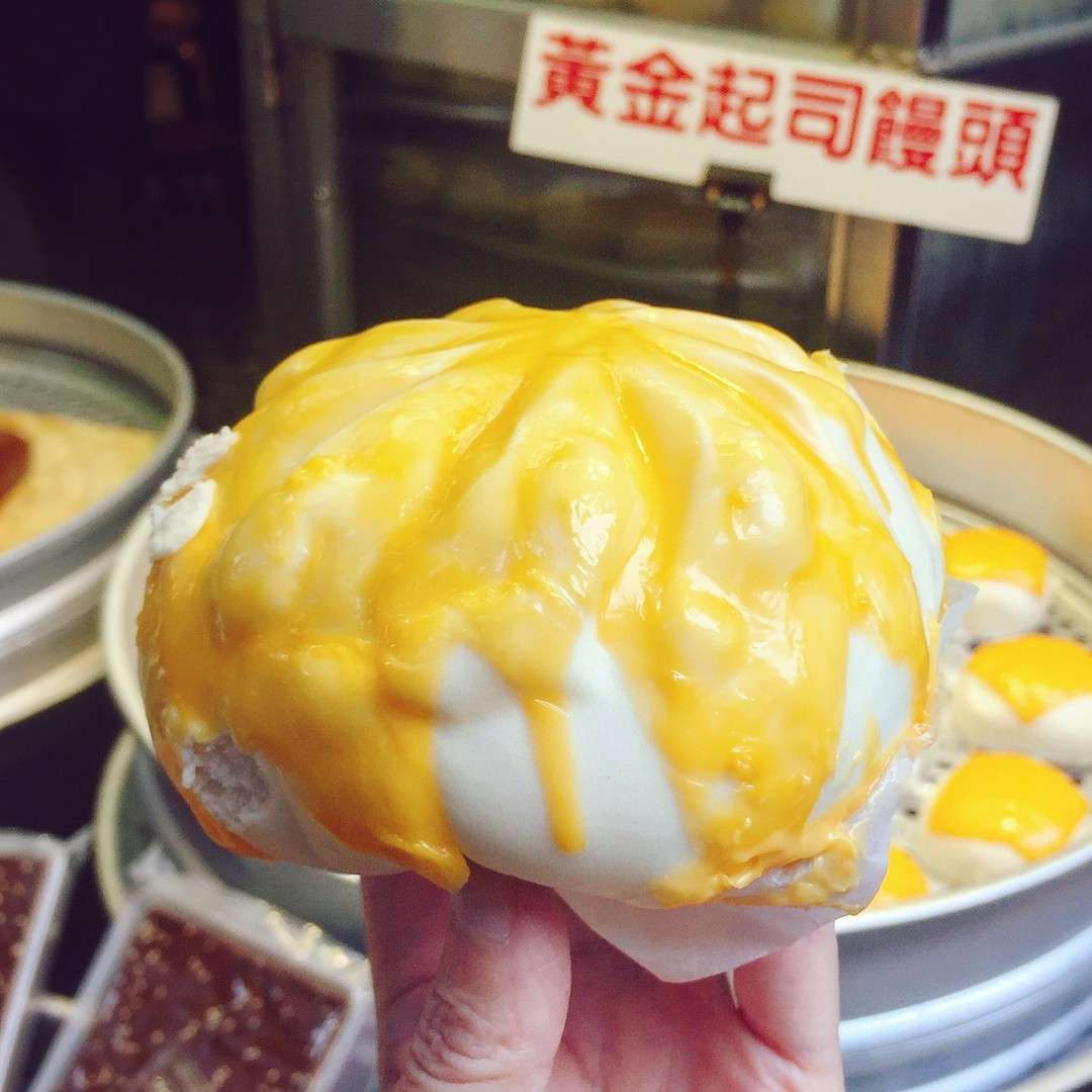 黄金チーズまんの断面、とろけたチーズが見える