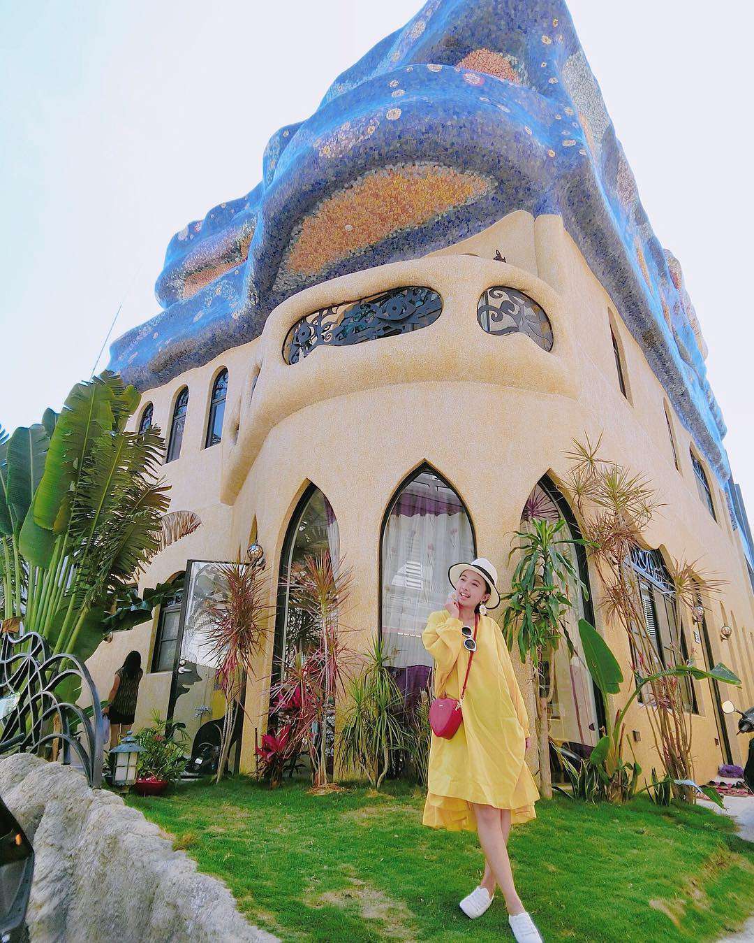 星月旅店のスペイン建築風の白い外観と館内プール