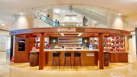 台北101のKAVALANウイスキーバーで台湾産ウイスキーを試飲