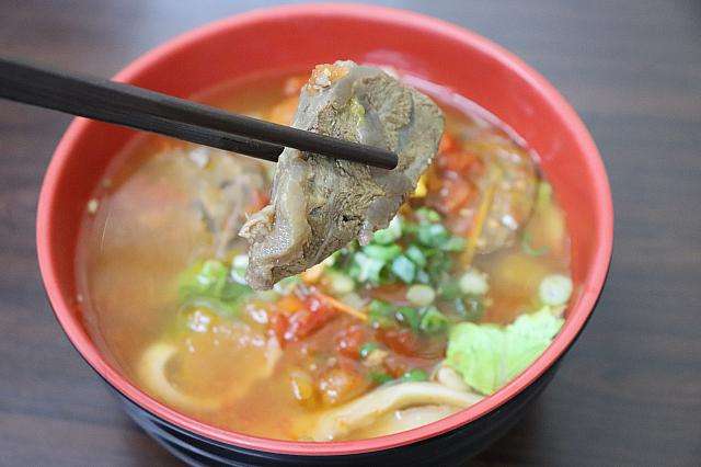 台北の93番茄牛肉麺、トマト色の鮮やかなスープ