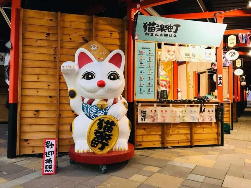 漁人町日本星光市集の夜、日本風の提灯と鳥居の装飾が温かな光を放つ