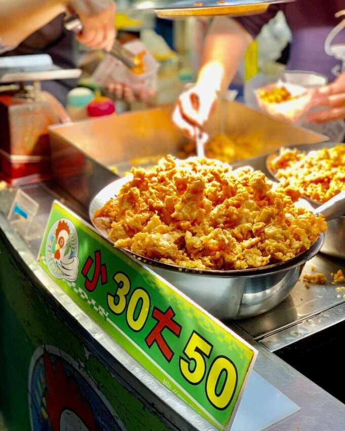 雞米丁香酥雞。小さく揚げた鶏肉が紙カップに入っている
