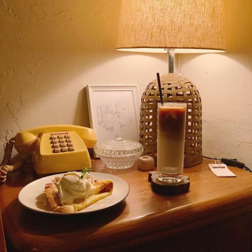 沒有咖啡の店内。古いアパートを改装したレトロな空間に、暖色の照明が灯っている