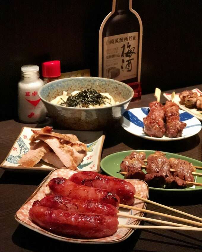 芙蓉鳥燒の店内。カウンター席が焼き台を囲み、温かみのある照明が灯っている