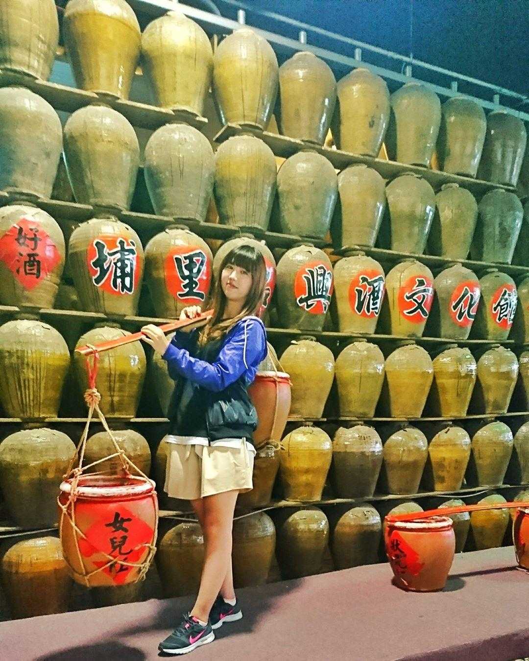 埔里酒廠の工場内観、紹興酒の熟成樽が並ぶ