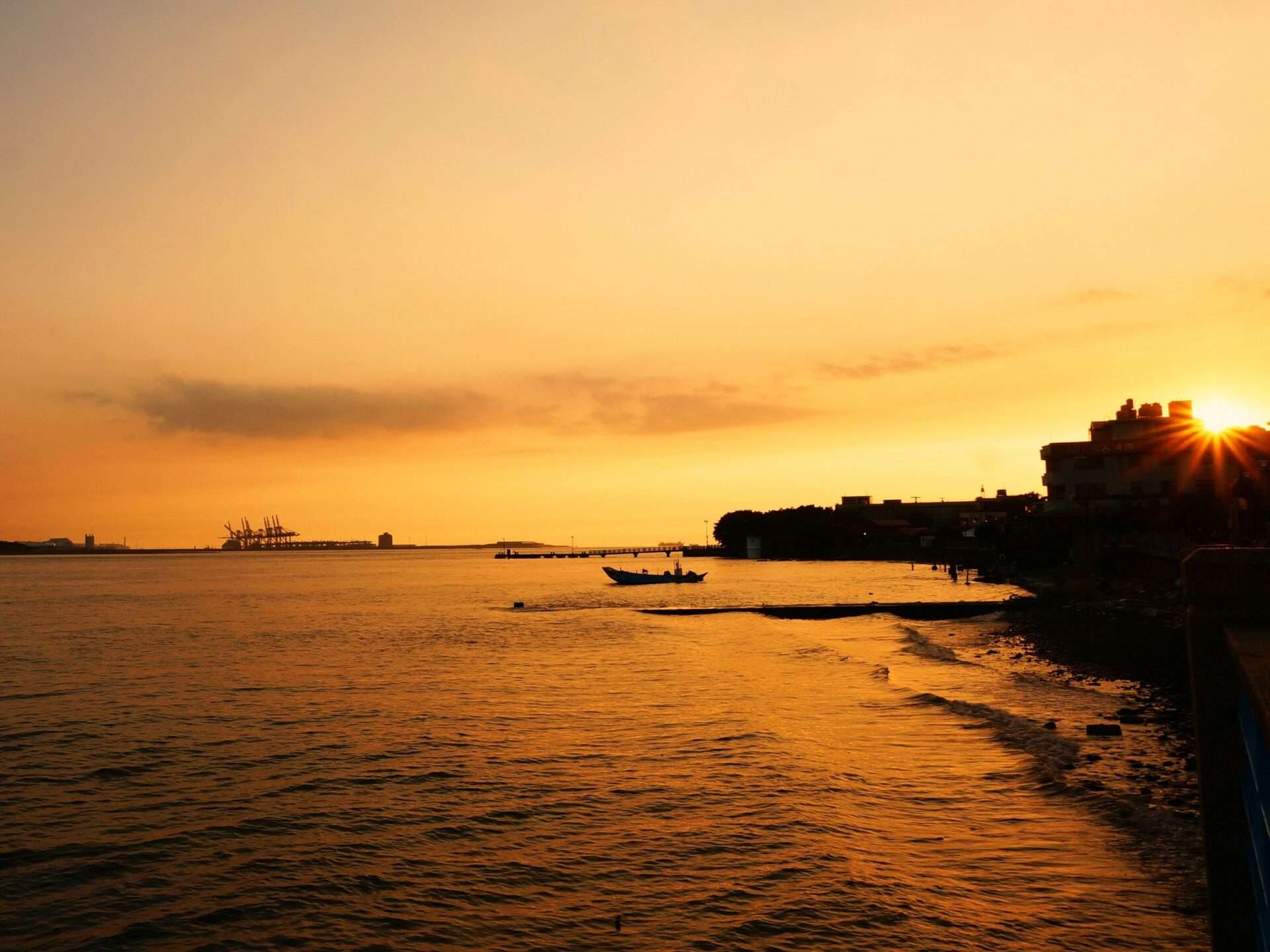 淡水河と夕日の景色
