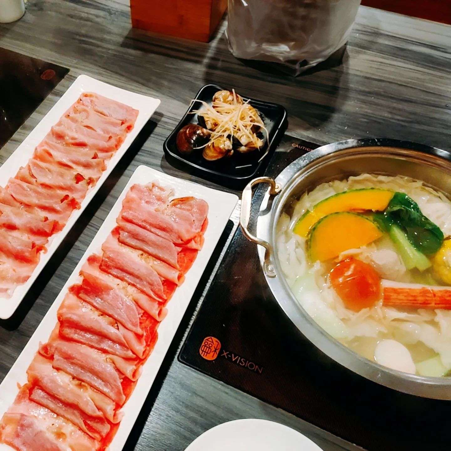 台北の焼肉スタイルを取り入れた火鍋店で炙り焼きを楽しむ様子