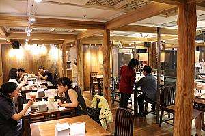 同ブランド(中正店)の賑わう店内、平日昼間でも多くの来客がある