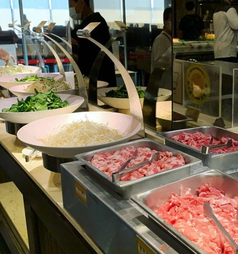 台中LaLaportの食べ放題レストランの豊富な料理が並ぶビュッフェ台