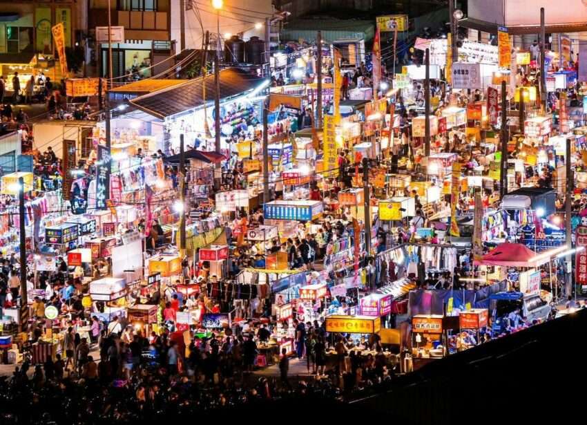 台南武聖夜市の夜間屋台。人の流れが穏やかな路地夜市の雰囲気