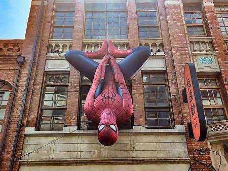 永樂市場前に設置されたスパイダーマンの巨大人形