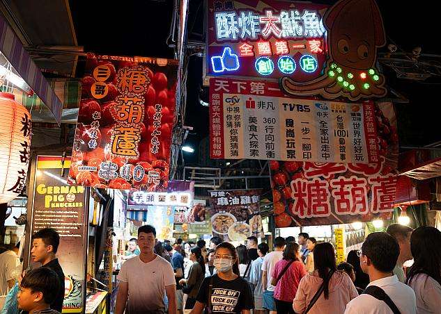 瑞豊夜市の屋台と人々の様子