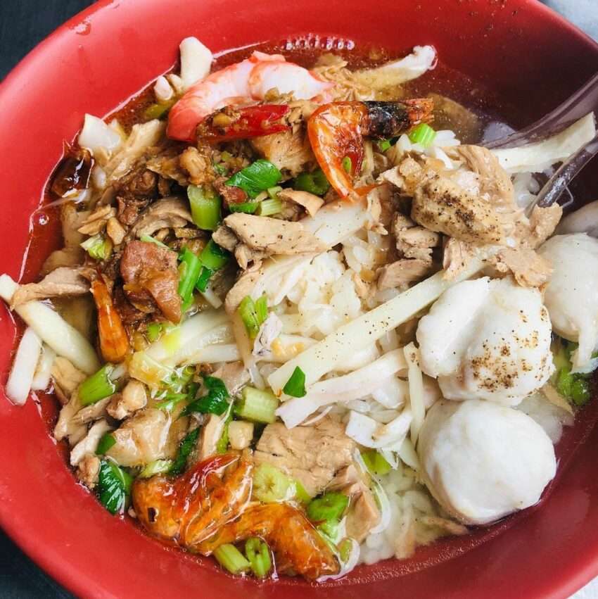 東港黒食堂の飯湯。スープを吸い込んだご飯が特徴で、米苔目への変更もできる