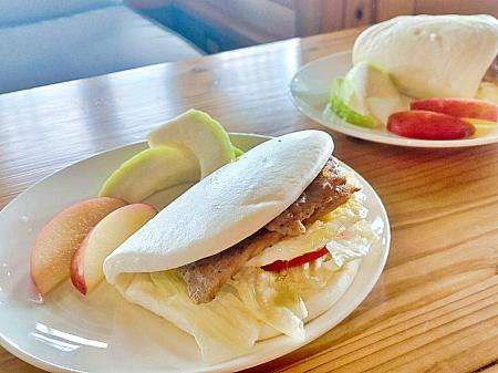 共有スペースで提供される朝食の台湾風バーガー(刈包)