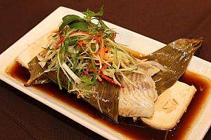 竹の葉で蒸した白身魚「竹葉蒸魚」と豆腐
