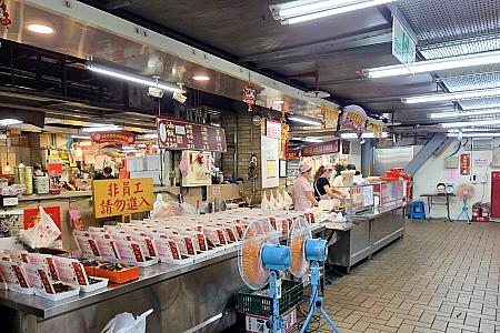 蒸し上がった油飯を扇風機で冷ます店頭の作業風景
