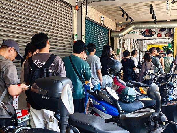 龍都冰菓專業家の店頭に並ぶ人々。台湾人も日本人も列を作るマンゴーかき氷の人気店