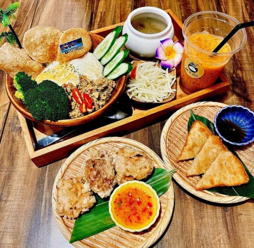 Coco Brother 椰兄の店内。ヤシをテーマにした南洋料理が並ぶ