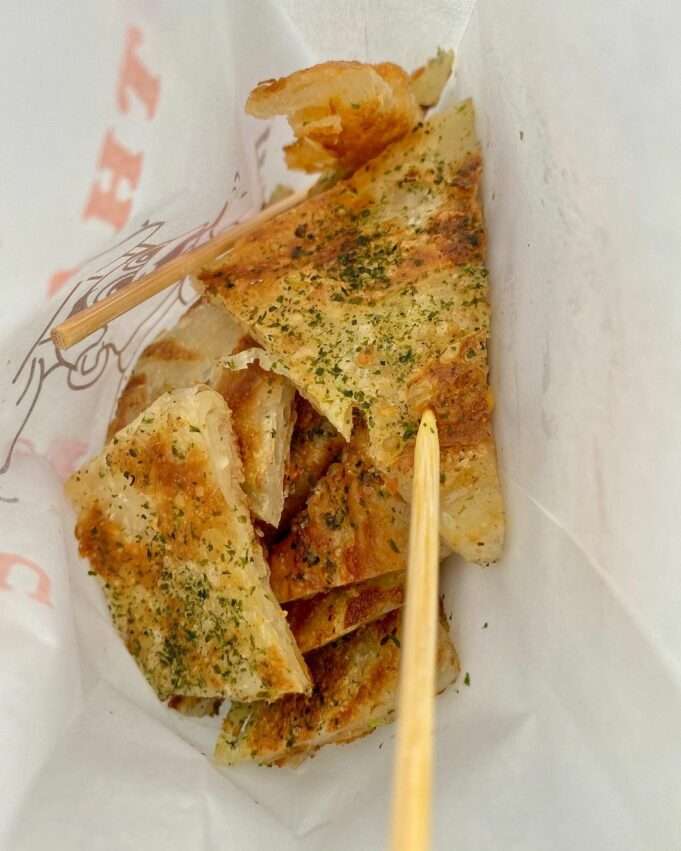 佳佳蔥油餅。手作りの生地を鉄板で焼いた外はカリッと中はもちもちのネギ餅