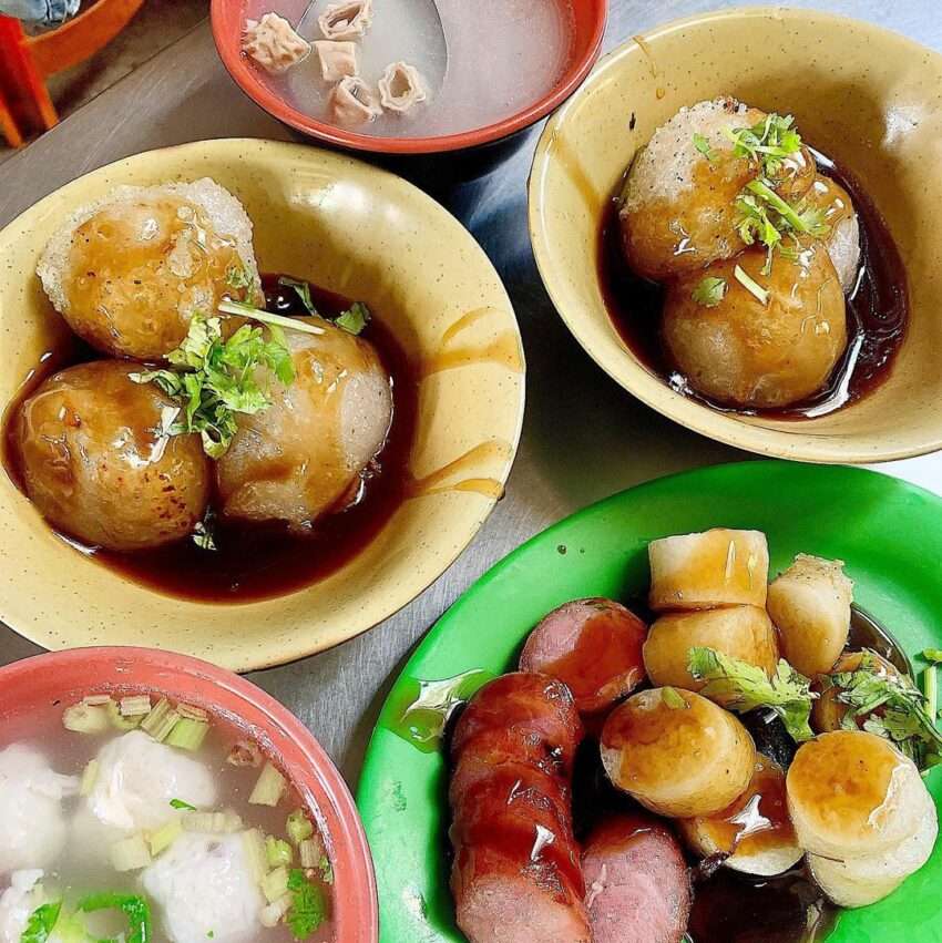 東港正宗肉丸。左が蒸しエビ・タケノコ餡、右が揚げ肉・シイタケ餡の2種類