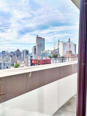 客室内のコンセントとバルコニー窓