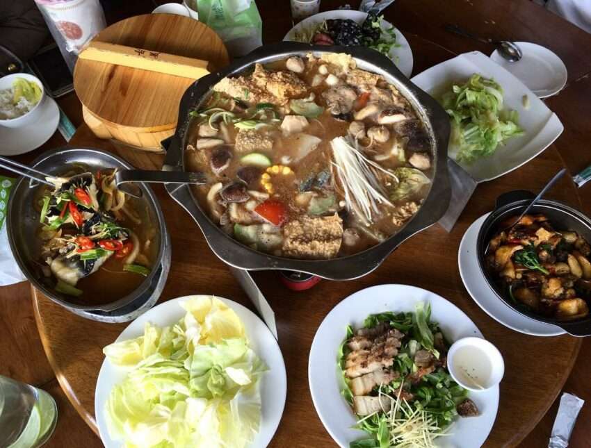 タルオワン景観レストランの屋外席。焼き上がった甕仔雞と清境の山景が同じフレームに収まる