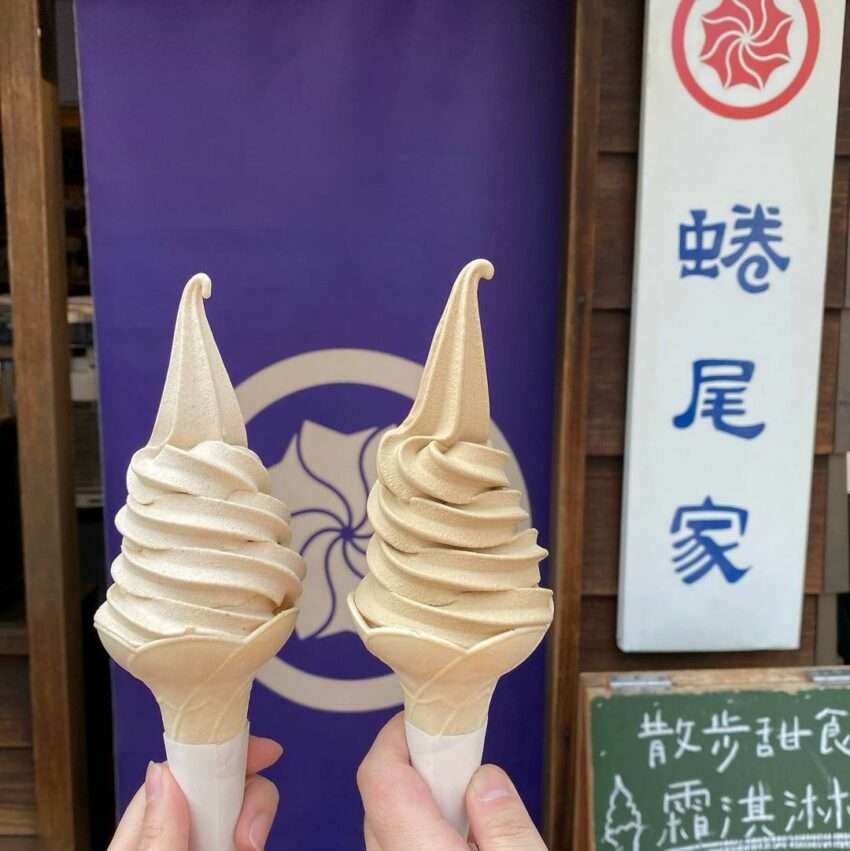 蜷尾家甘味処の限定フレーバーソフトクリーム。繊細な見た目と多彩な味わいが特徴