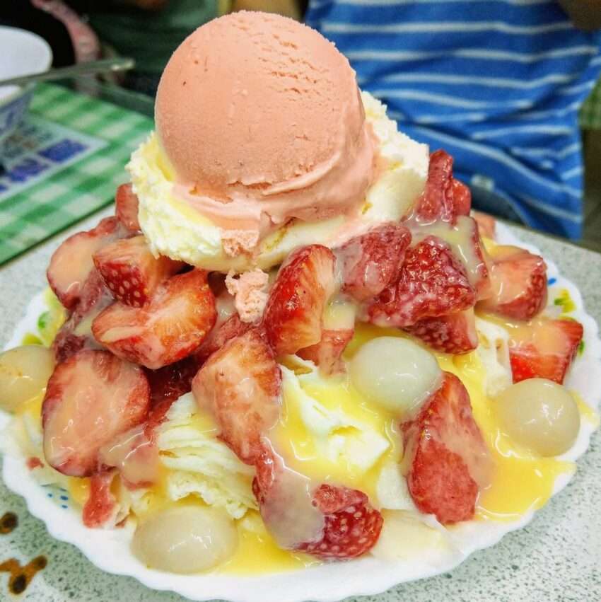 冰之家の季節限定マンゴーかき氷とイチゴかき氷。新鮮なフルーツトッピングが豊富