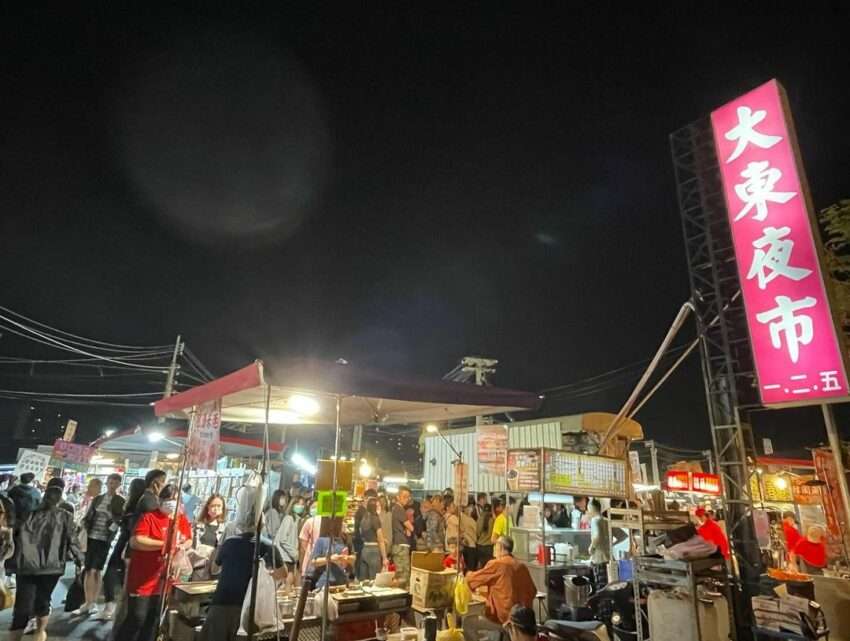 台南大東夜市の夜間全景。整然と並んだ屋台が広場に広がっている
