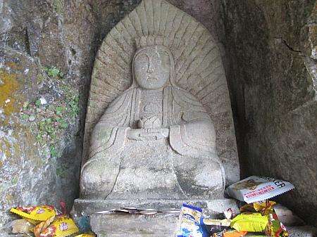 トンネル入り口に祀られた仏像