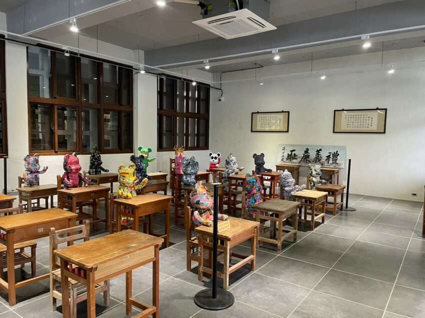 車埕のルイーザコーヒー店内のBearbrick展示