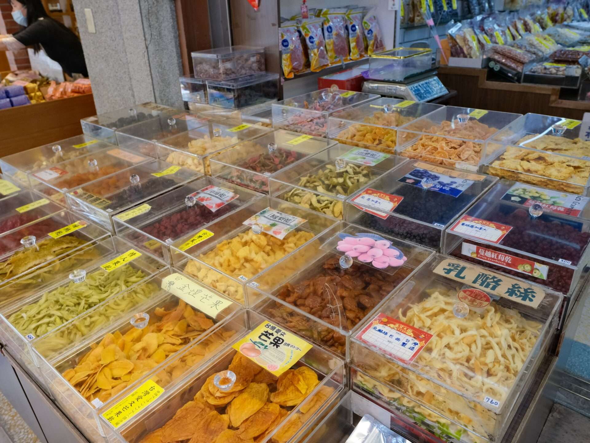 迪化街の店頭に並ぶ乾物と台湾土産