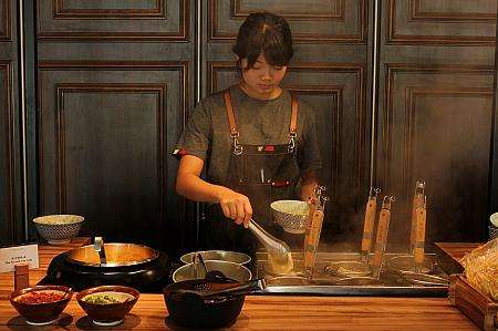 好みの麺を指差しで選んで作ってもらえる朝食ビュッフェの麺コーナー