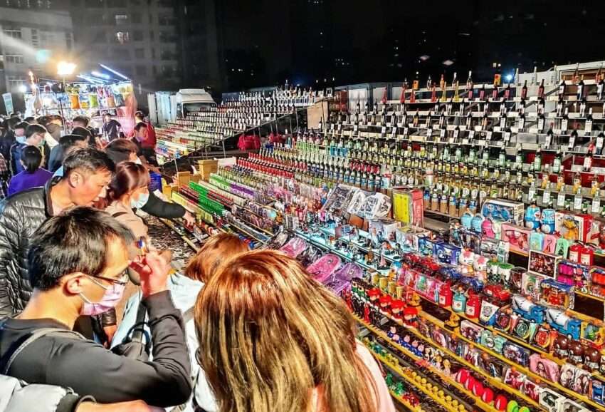 大慶夜市の整然と並ぶ屋台、明るい照明と活気ある人々