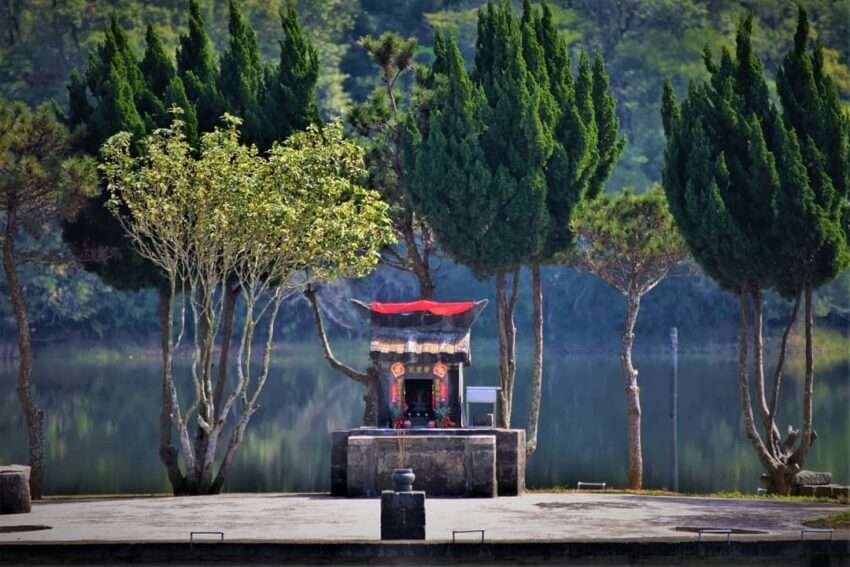 水中土地公廟の近景と水面の倒影