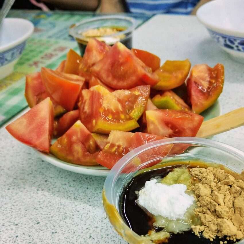 冰之家のトマトの切り盛り。台湾南部特有の食べ方で、生姜ソースを添えて提供される