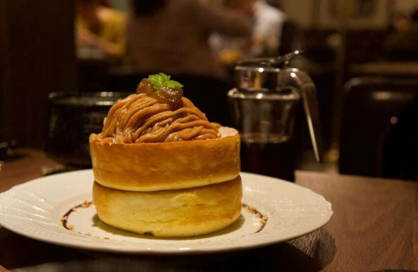 星乃珈琲店のハンドドリップコーヒーと厚焼きパンケーキ。木調の内装が日本式純喫茶の雰囲気を醸し出す