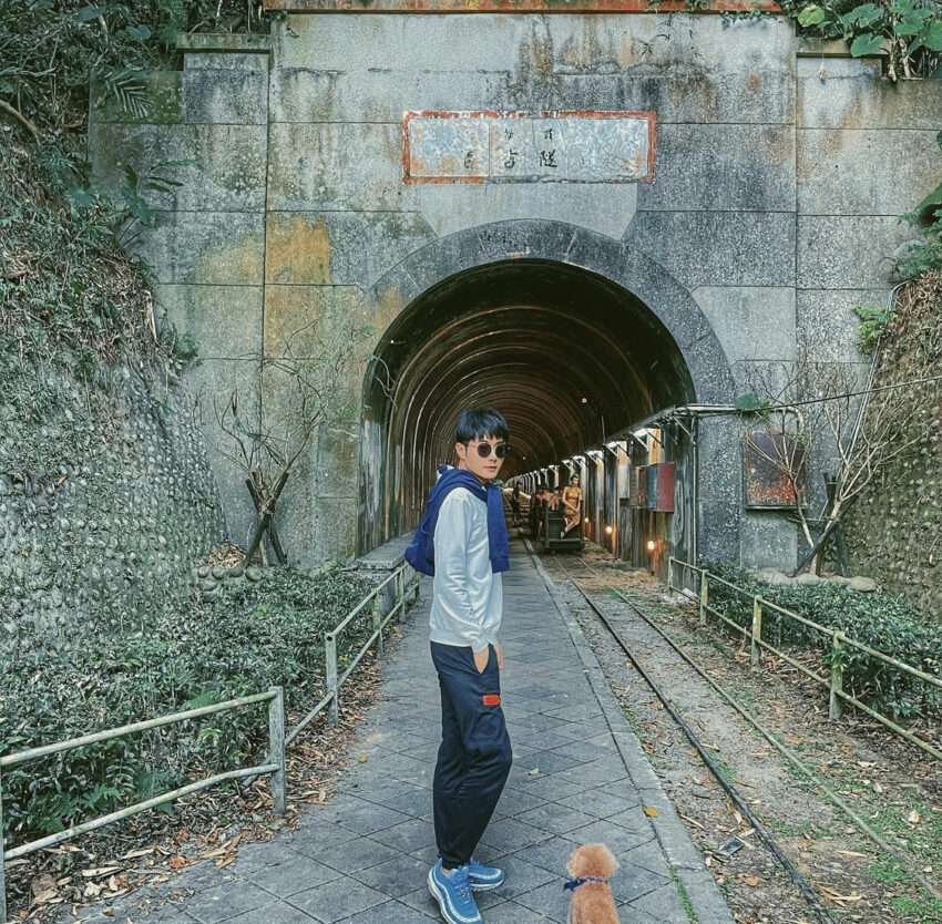 百吉林蔭歩道の木陰に覆われた山道