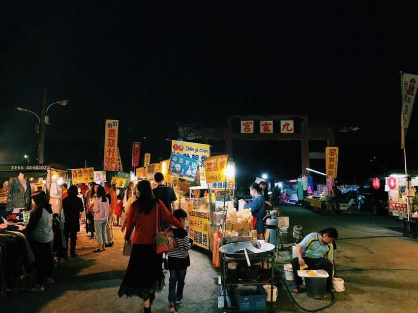 青草湖夜市の屋台。湖畔近くで毎週水曜に開かれる夜市