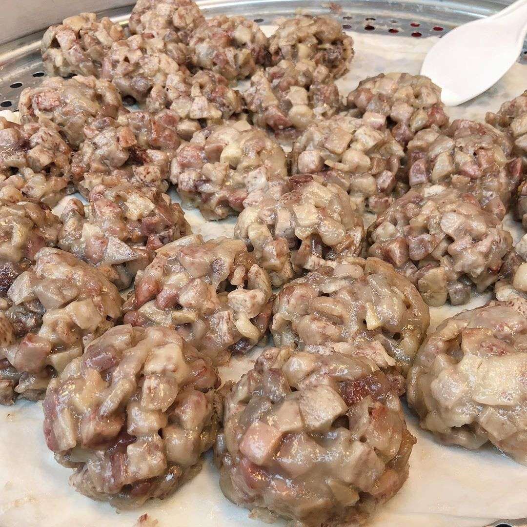 顏記古早味美食坊の仔粿、楕円形で淡い紫色の外皮