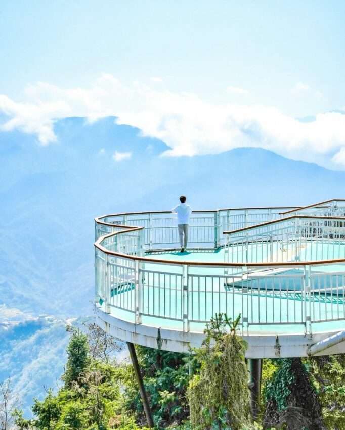 清境高空観景歩道の空中区間。足元に山谷と雲海が広がり、手すりがはっきりと見える