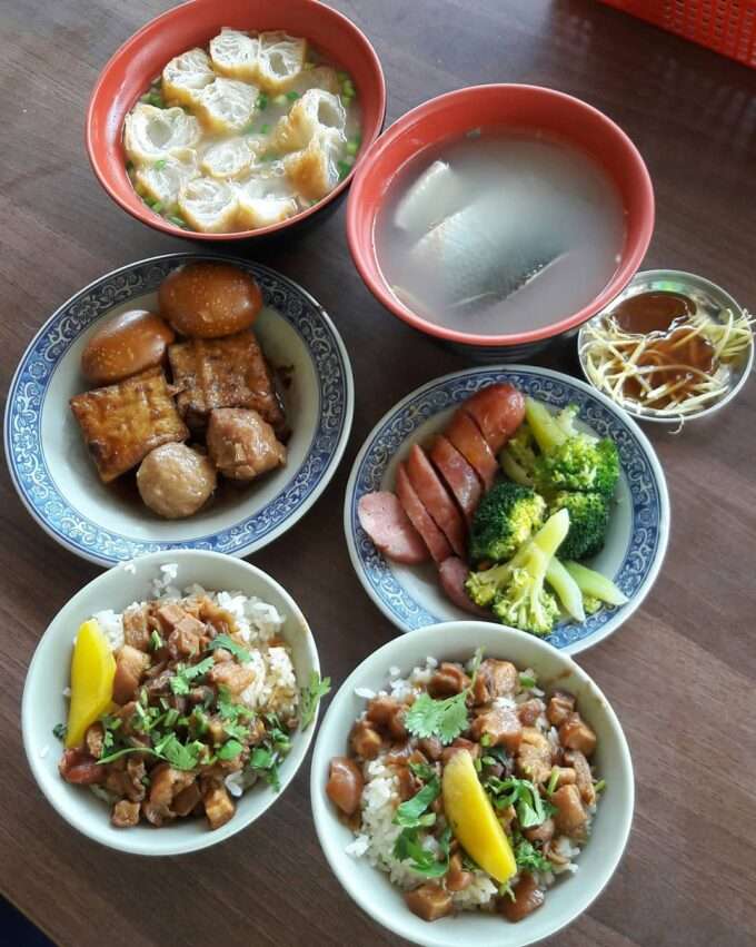 後甲圓環無名虱目魚肉燥飯の一皿。白飯の上に肉燥がかかり、サバヒーが添えられている