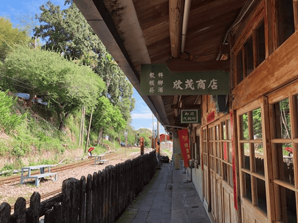 交力坪駅とその周辺の山岳風景