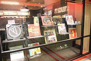 誠品R79の書店内部。文具・ミュージック館・カフェなど誠品グループのショップが並ぶ
