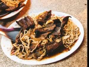 阿江炒鱔魚の炒めウナギそうめん。濃いたれの色とつやのある麺が食欲をそそる