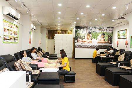 開放感のあるこちらの養生館の店内、広々としたマッサージチェアが並ぶ