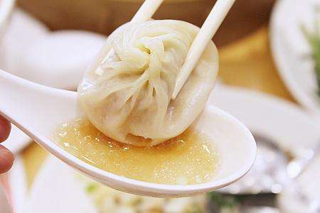 醤油・黒酢・千切り生姜を小皿に合わせた小籠包のタレ